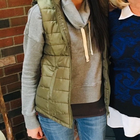 UGG || Crop Sweatshirt (Cowl Neck) - Picture 3 of 3